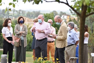 Miembros de la Fundación Blas Infante visitan los jardines de la Casa de la Alegría tras su reciente remodelación