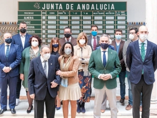El Parlamento de Andalucía recibe una réplica de la pizarra del referéndum 28F donada por el Centro de Estudios Andaluces