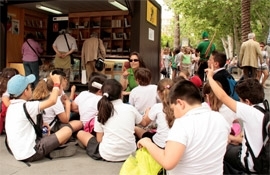 Los niños se acercan al Museo de la Autonomía de Andalucía en la Feria del Libro de Sevilla